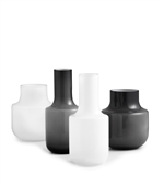 Hvide og grå still vaser fra Normann Copenhagen - Fransenhome